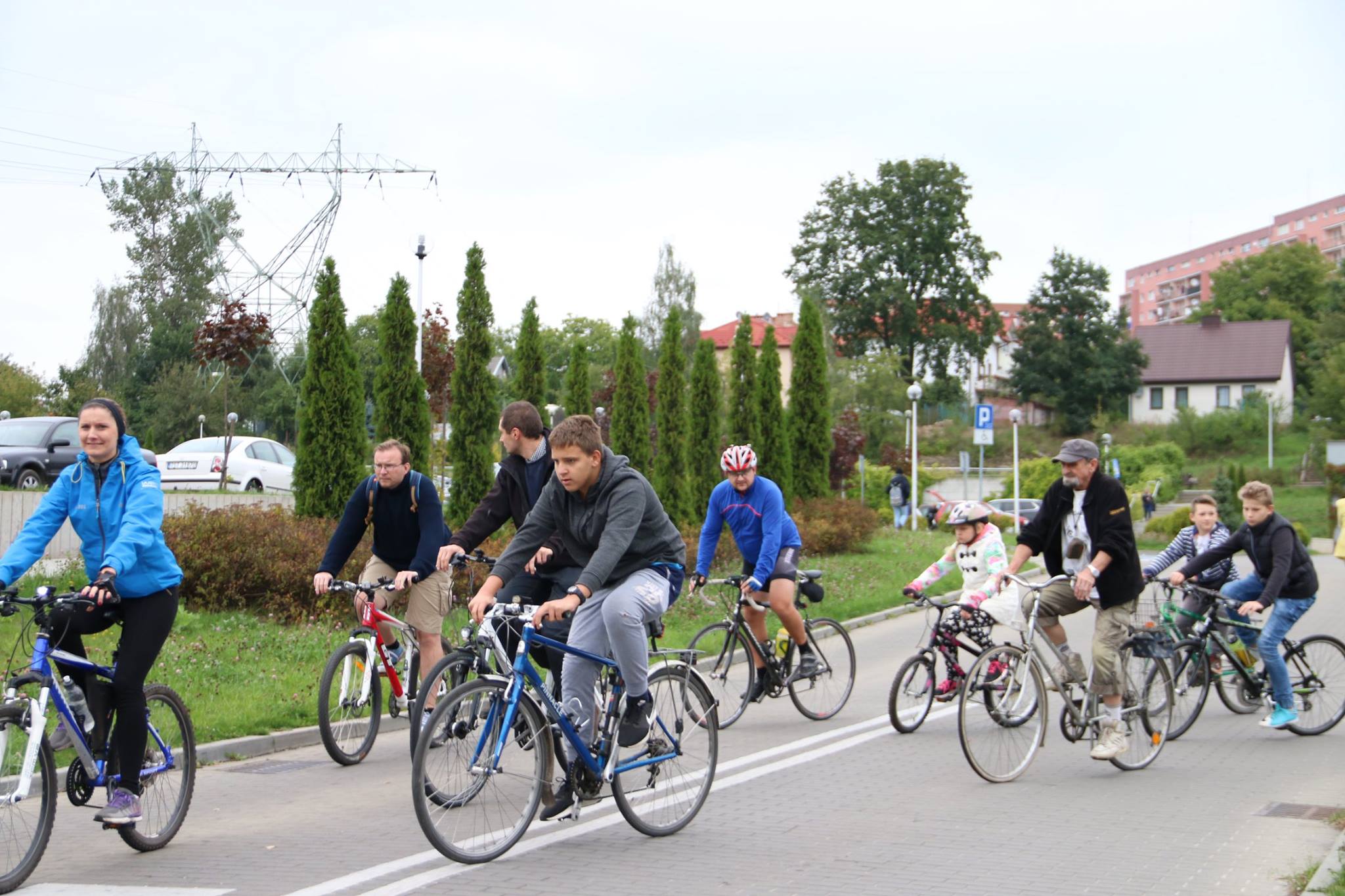 Przejazd rowerami przez miasto