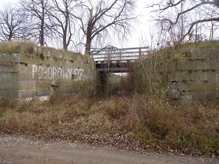 Urządzenia wodne z tamą i przepustem